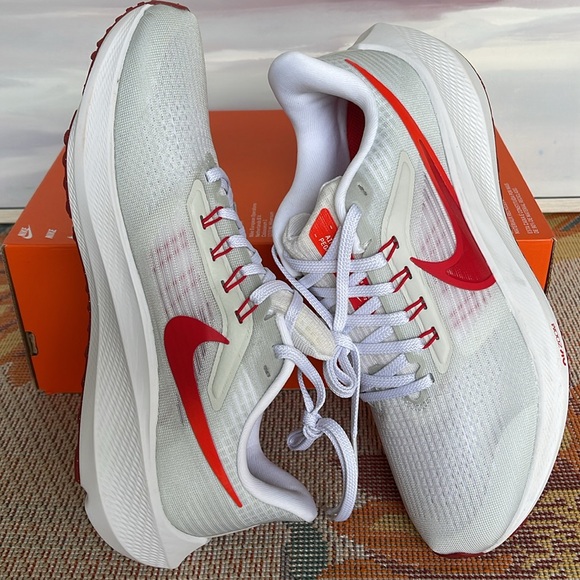 Nike WMNS Pegasus 39
White/Photon Dust/Brght
Crimson/University Red
Road Running - Picture 12 of 16